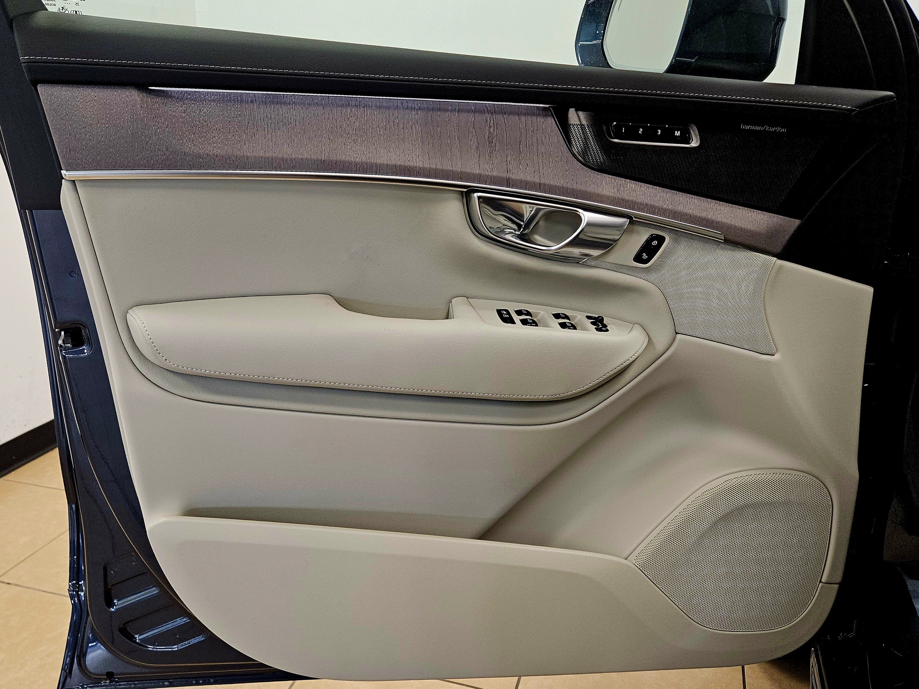 New 2026 Volvo XC90 T8 Ultra w/ Protection Package Premier image 13