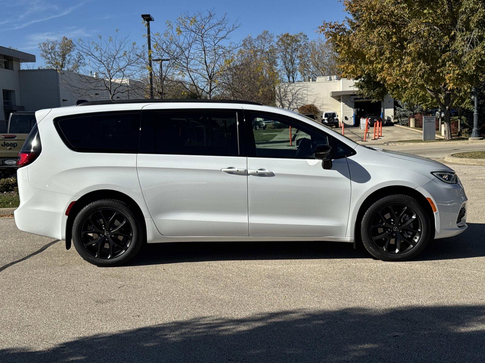 New 2026 Chrysler Pacifica Select image 4