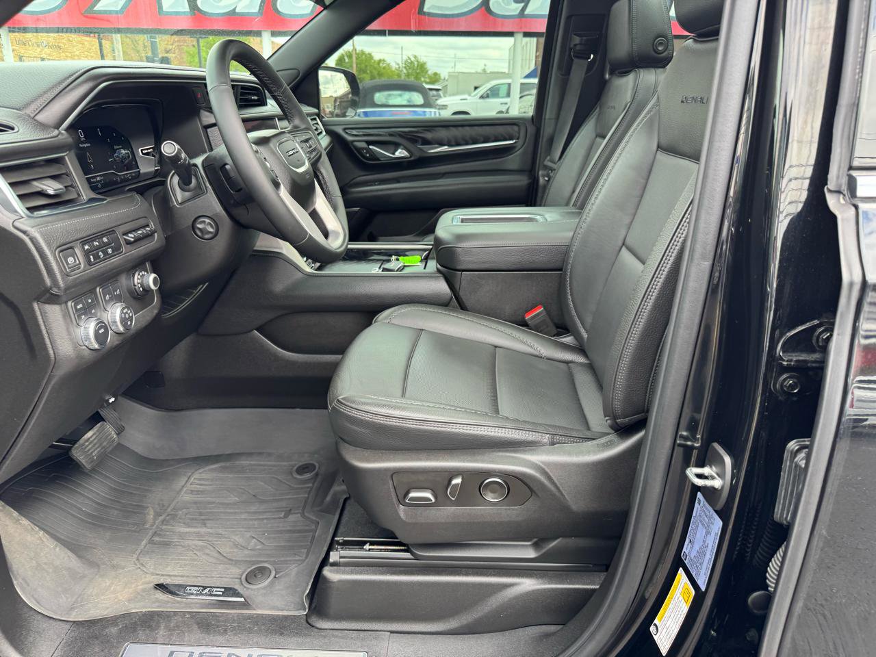 Used 2023 GMC Yukon Denali w/ LPO, Floor Liner Package AWD/4WD image 15