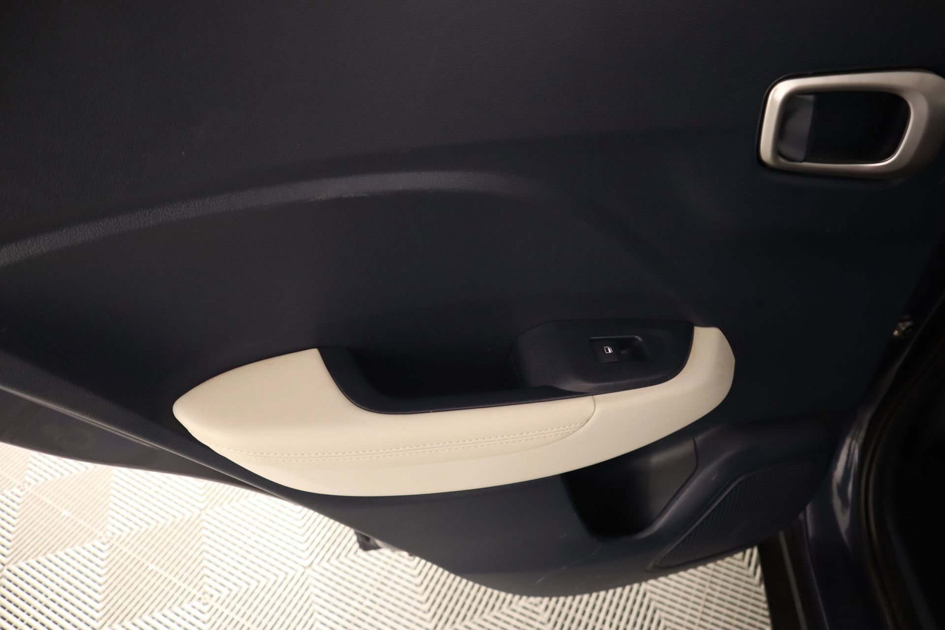 Used 2022 Hyundai Venue Limited image 17