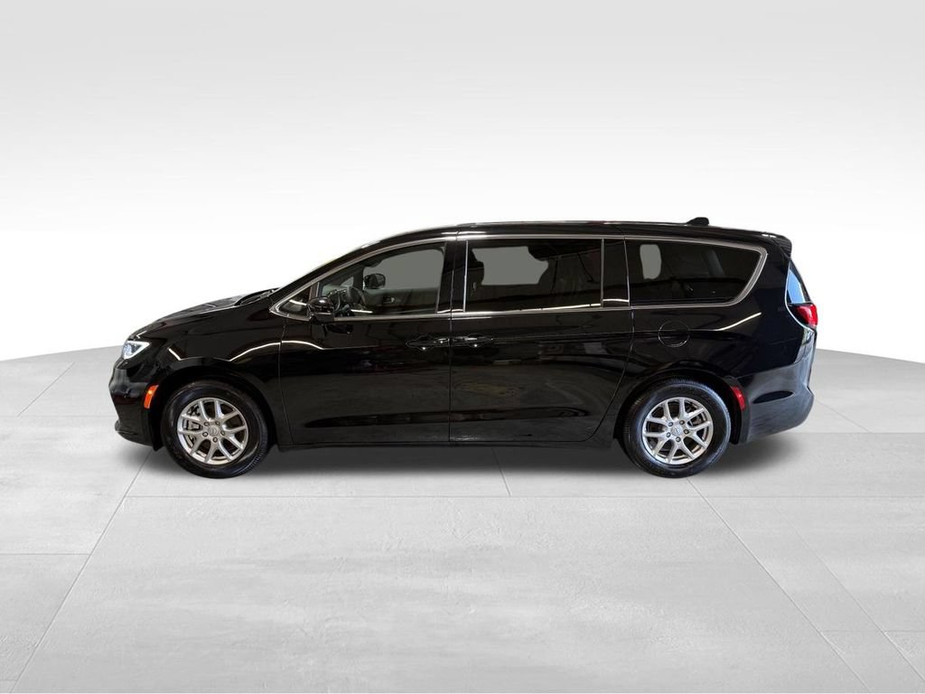 Used 2026 Chrysler Pacifica Select FWD image 3