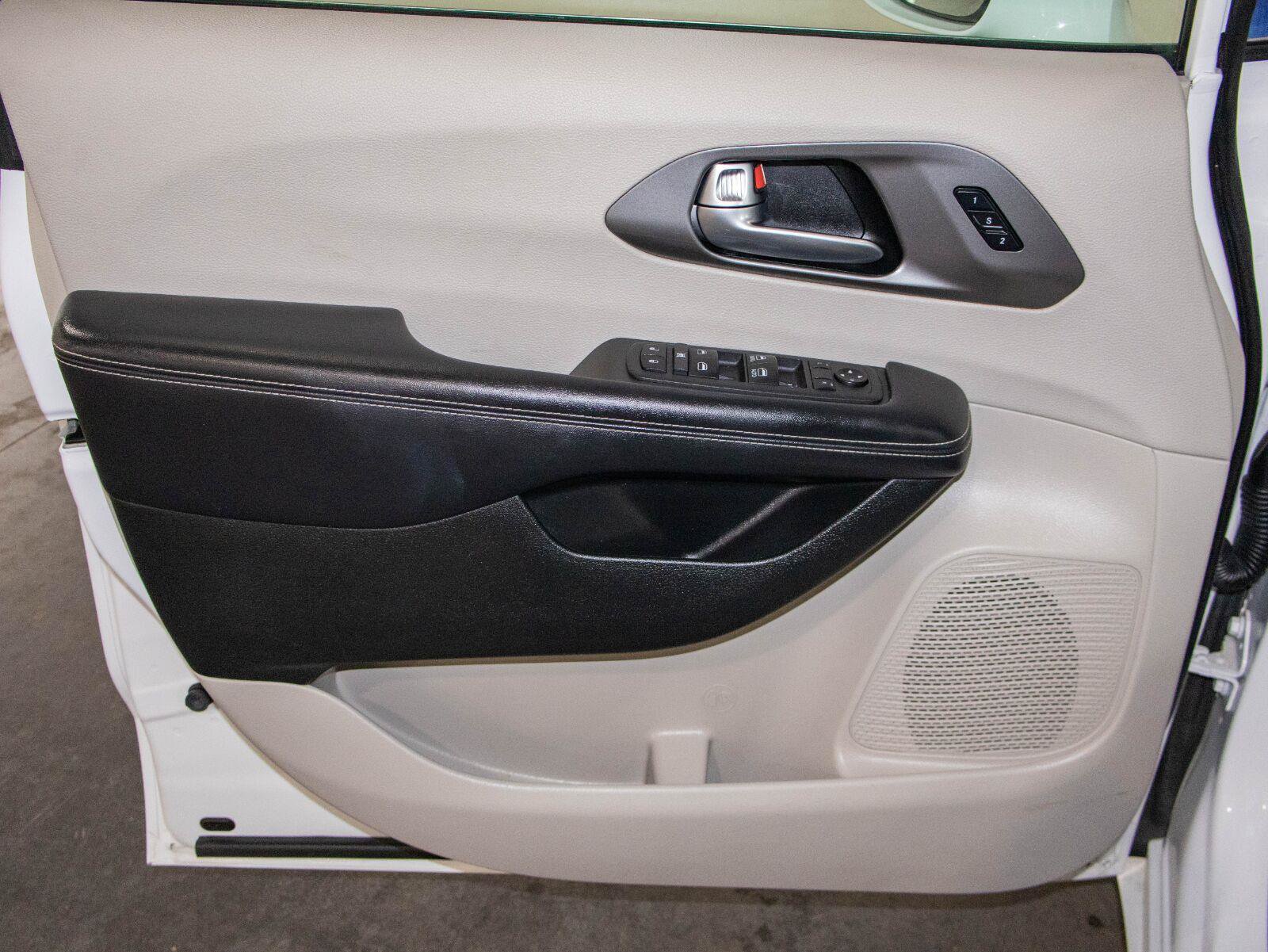 Used 2022 Chrysler Pacifica Touring-L FWD image 10