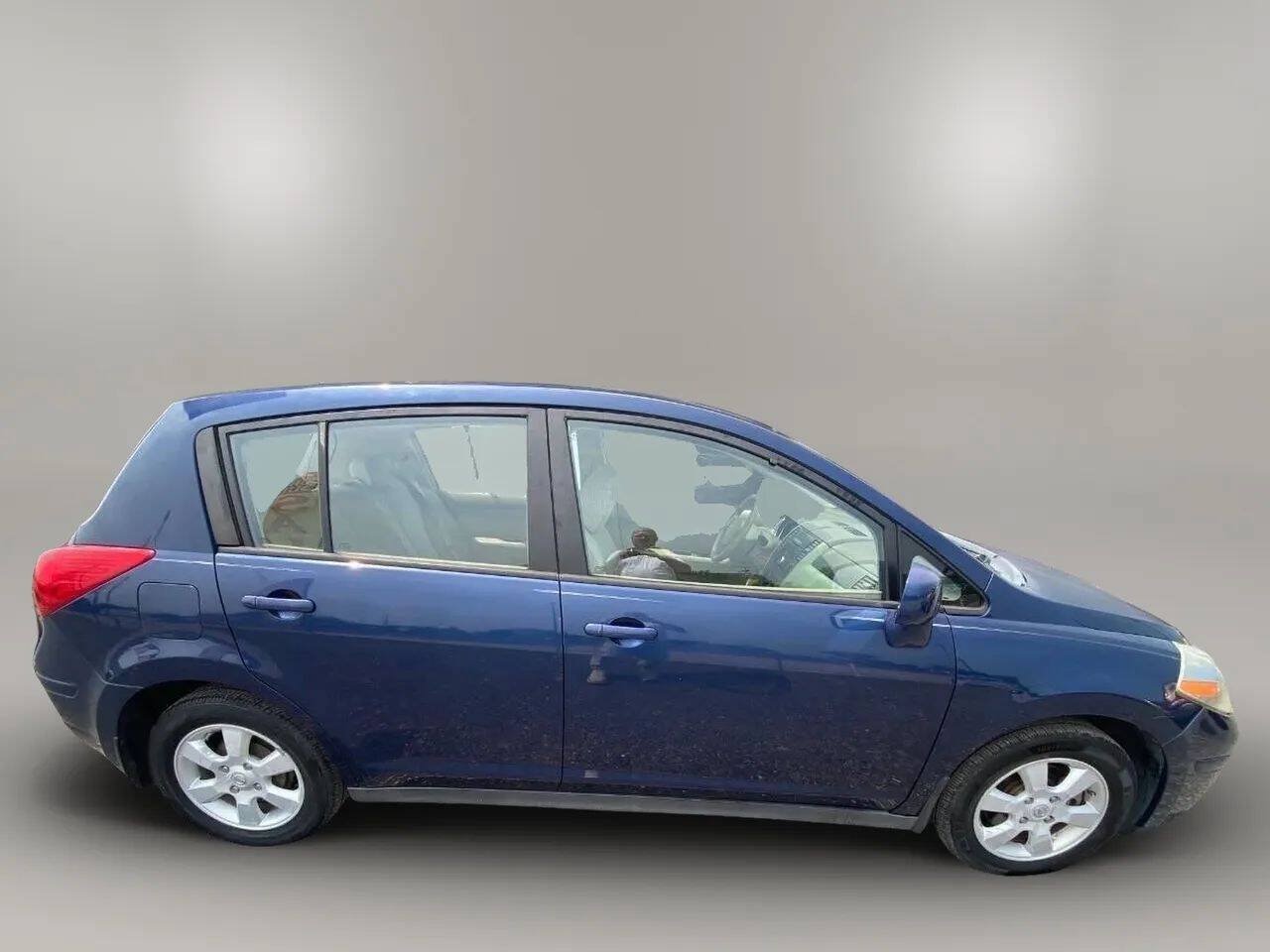Used 2007 Nissan Versa Hatchback w/ Convenience Pkg FWD image 9