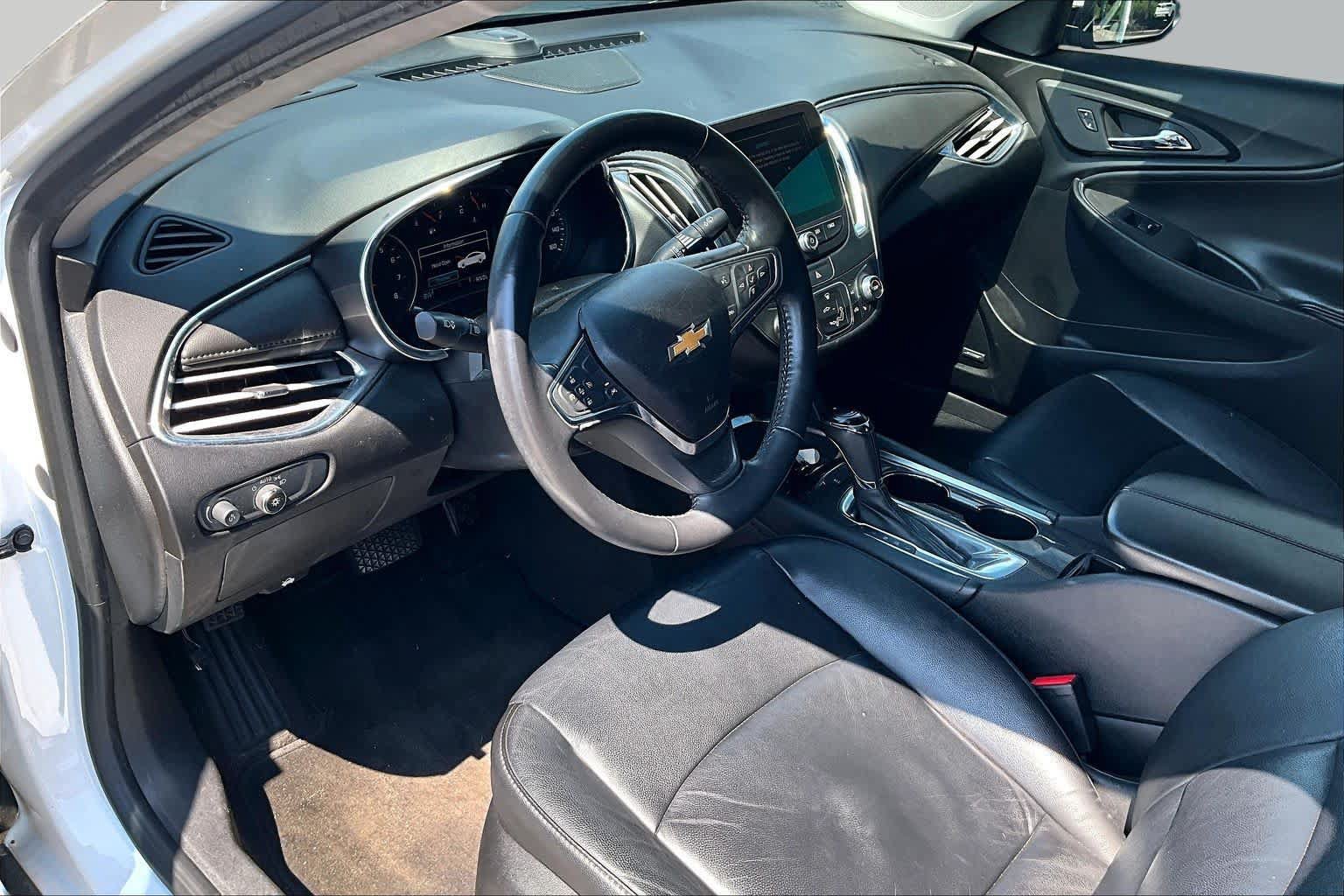 Used 2018 Chevrolet Malibu LT w/ Leather Package FWD image 17