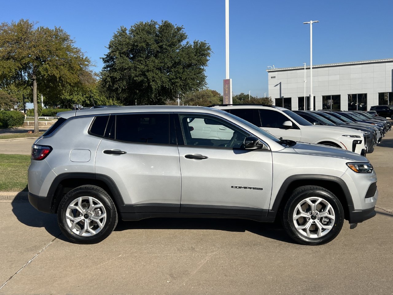 Used 2025 Jeep Compass Sport AWD/4WD image 3