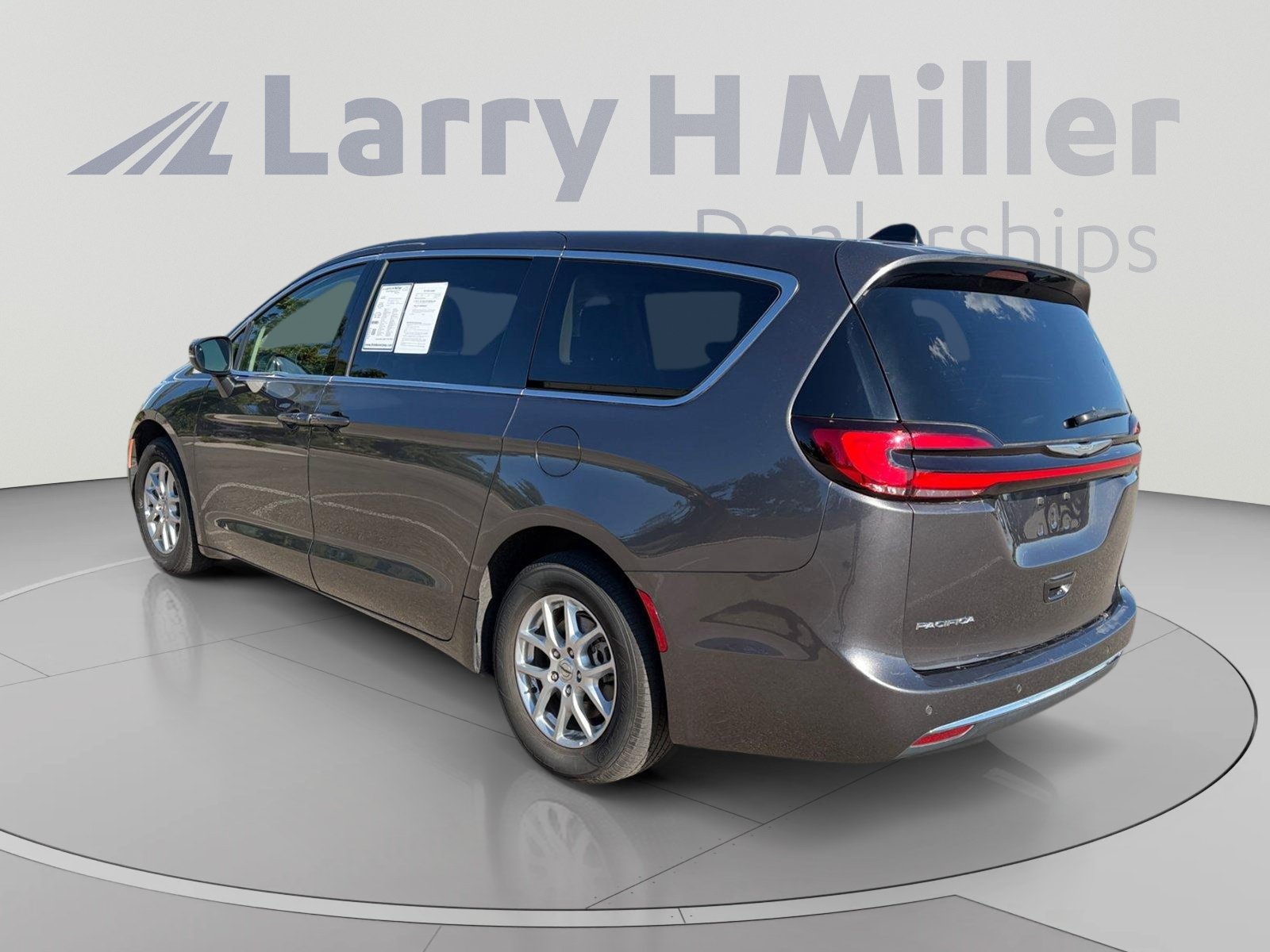 Used 2023 Chrysler Pacifica Touring-L FWD image 4