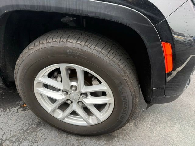 Used 2024 Jeep Grand Cherokee Laredo X image 4