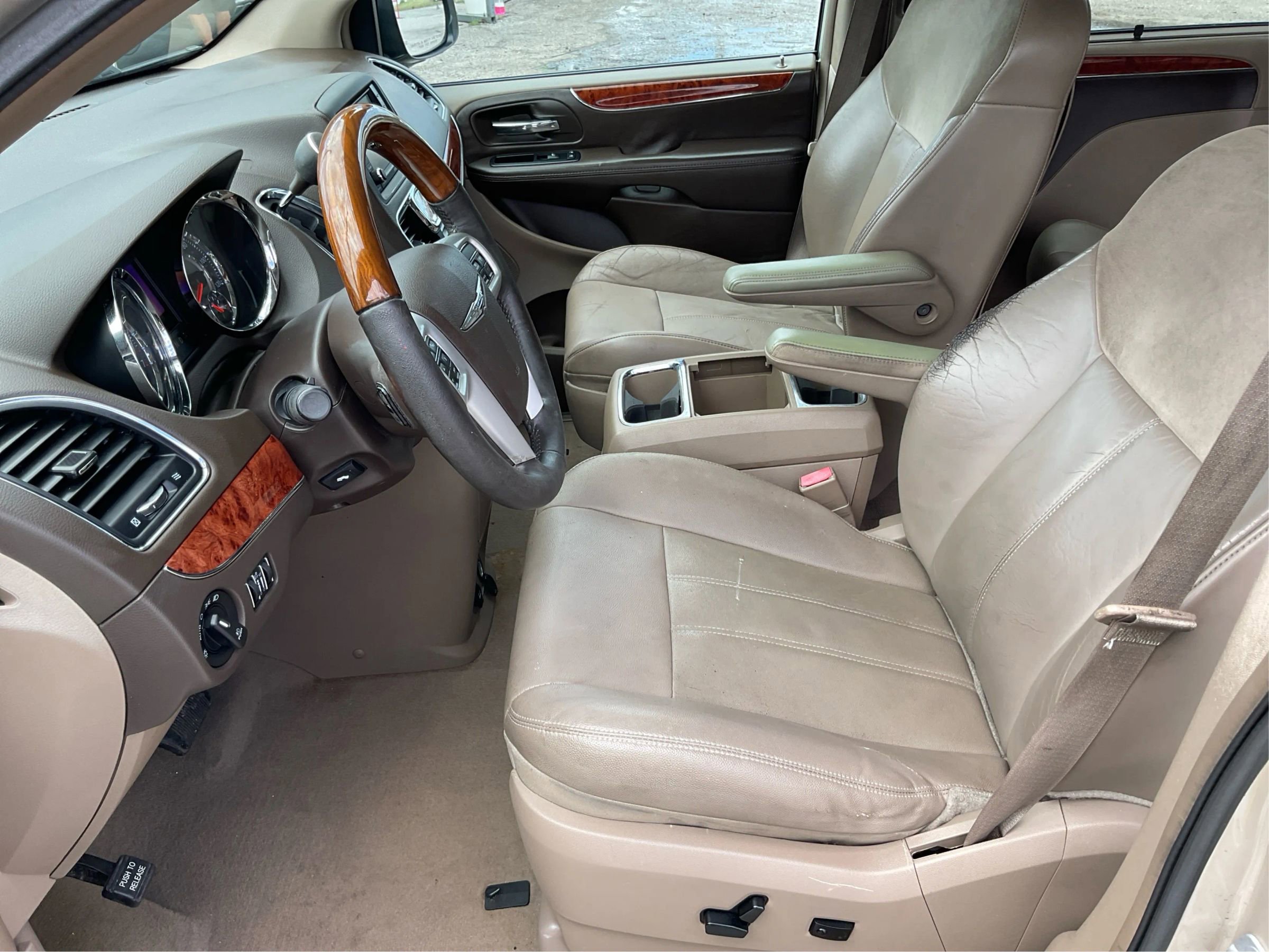 Used 2014 Chrysler Town & Country Limited w/ Luxury Group FWD image 9