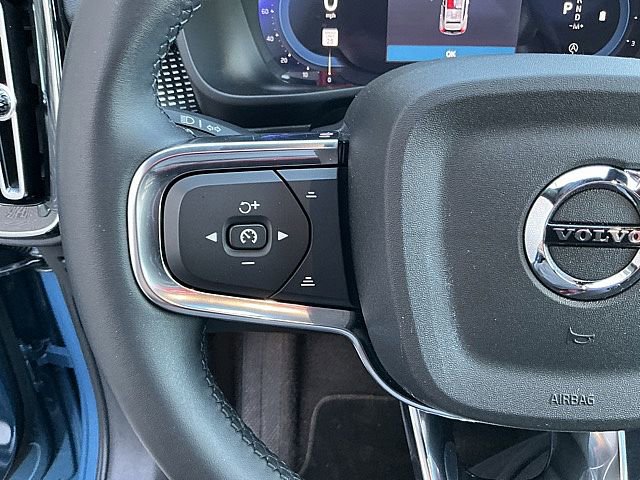 Used 2025 Volvo XC40 B5 Plus image 27