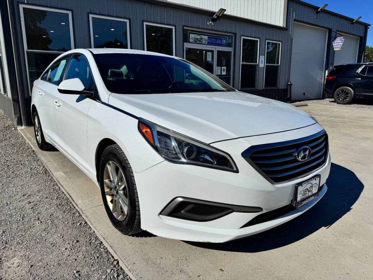 Used 2017 Hyundai Sonata SE FWD image 2