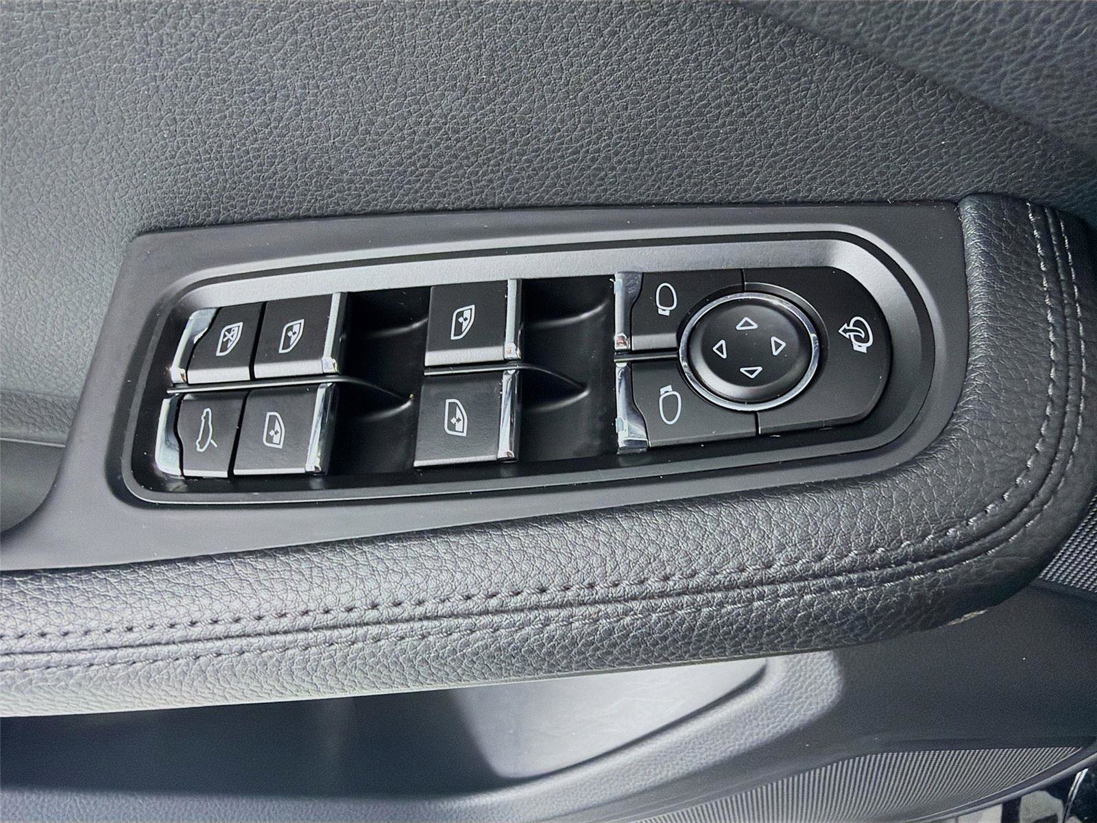 Certified 2023 Porsche Macan AWD/4WD image 8