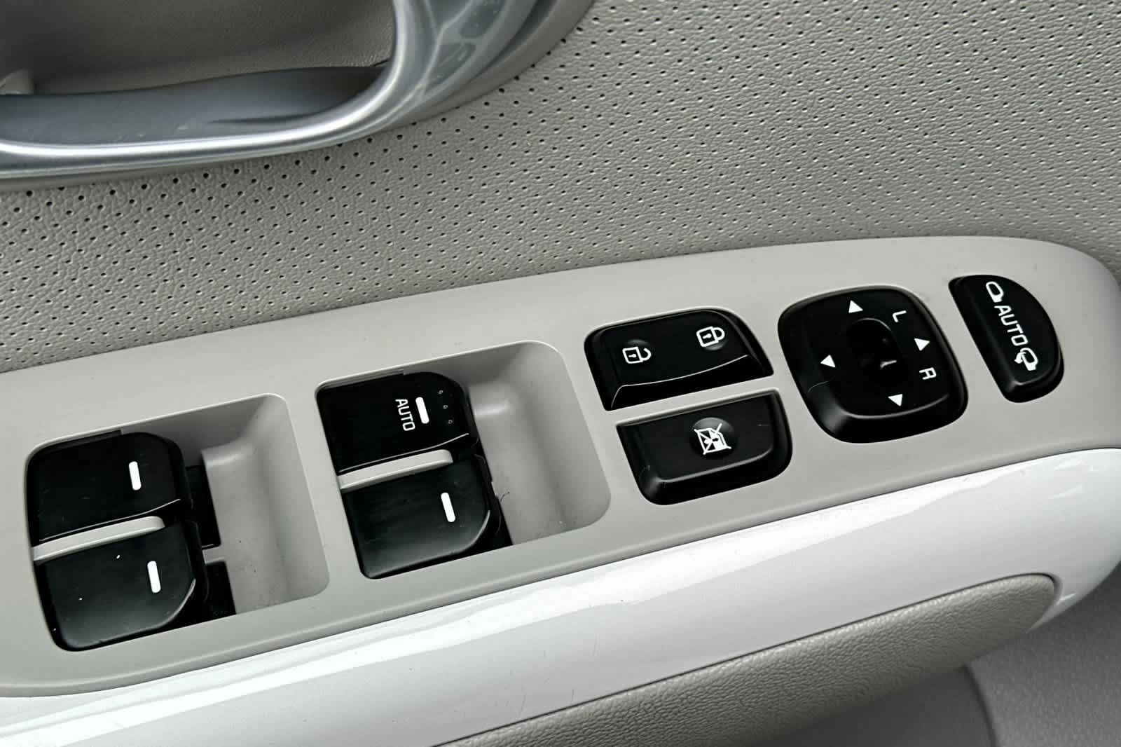 Used 2017 Kia Soul EV + image 13