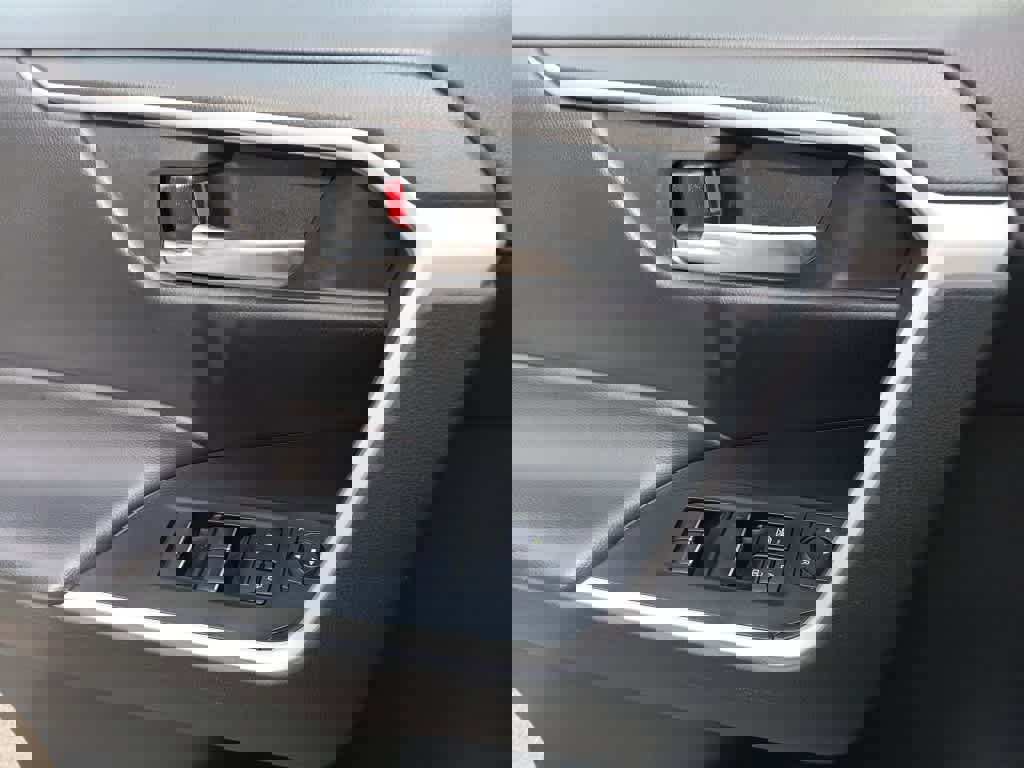 Used 2022 Toyota RAV4 XLE w/ Convenience Package image 16