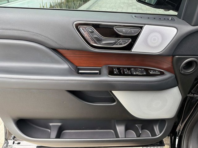 Certified 2023 Lincoln Navigator Reserve AWD/4WD image 11