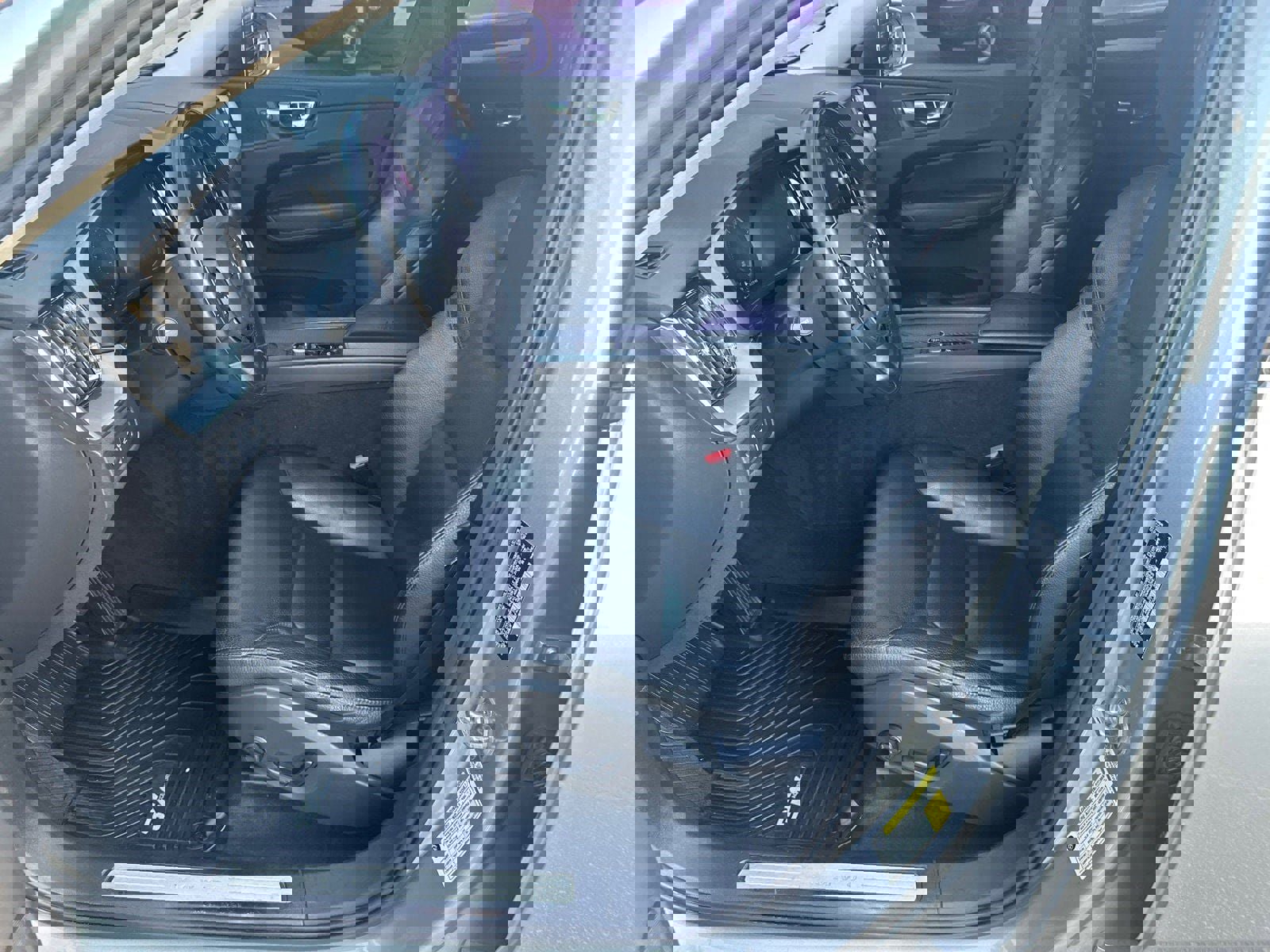 Used 2018 Volvo XC60 T5 Momentum w/ Convenience Package image 9