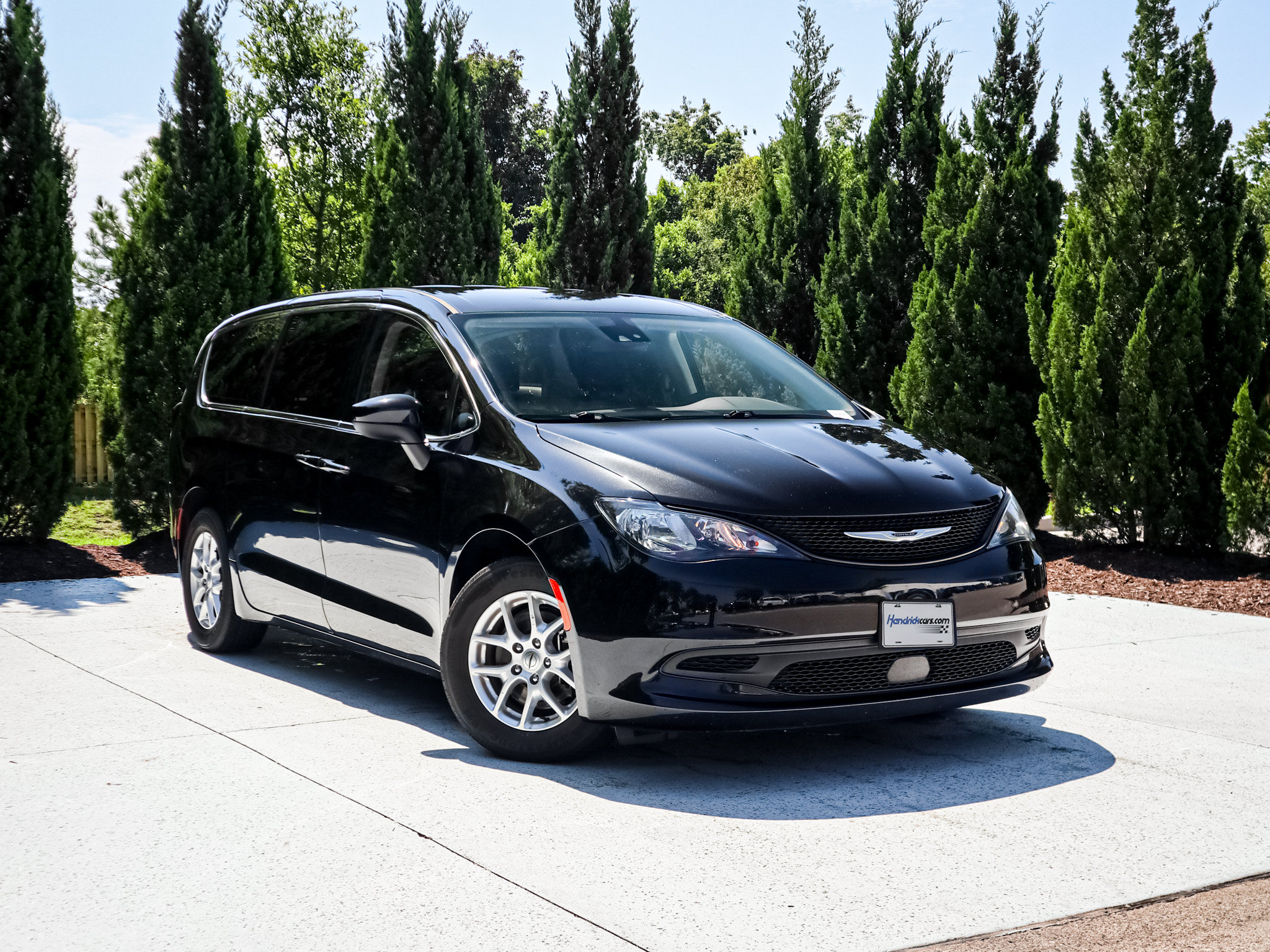 Used 2023 Chrysler Voyager LX FWD image 2