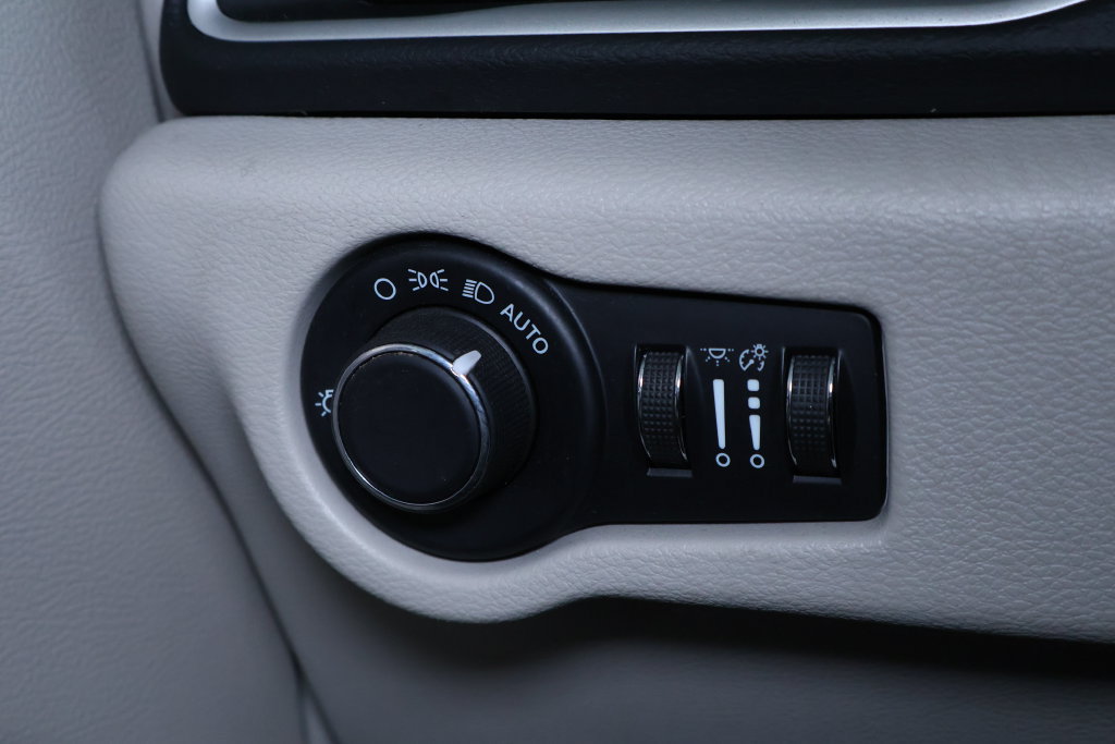 Used 2023 Chrysler Voyager LX FWD image 25