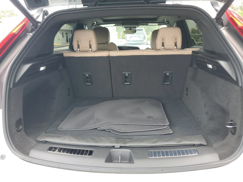 Certified 2025 Cadillac XT4 Premium Luxury w/ Technology Package FWD image 25