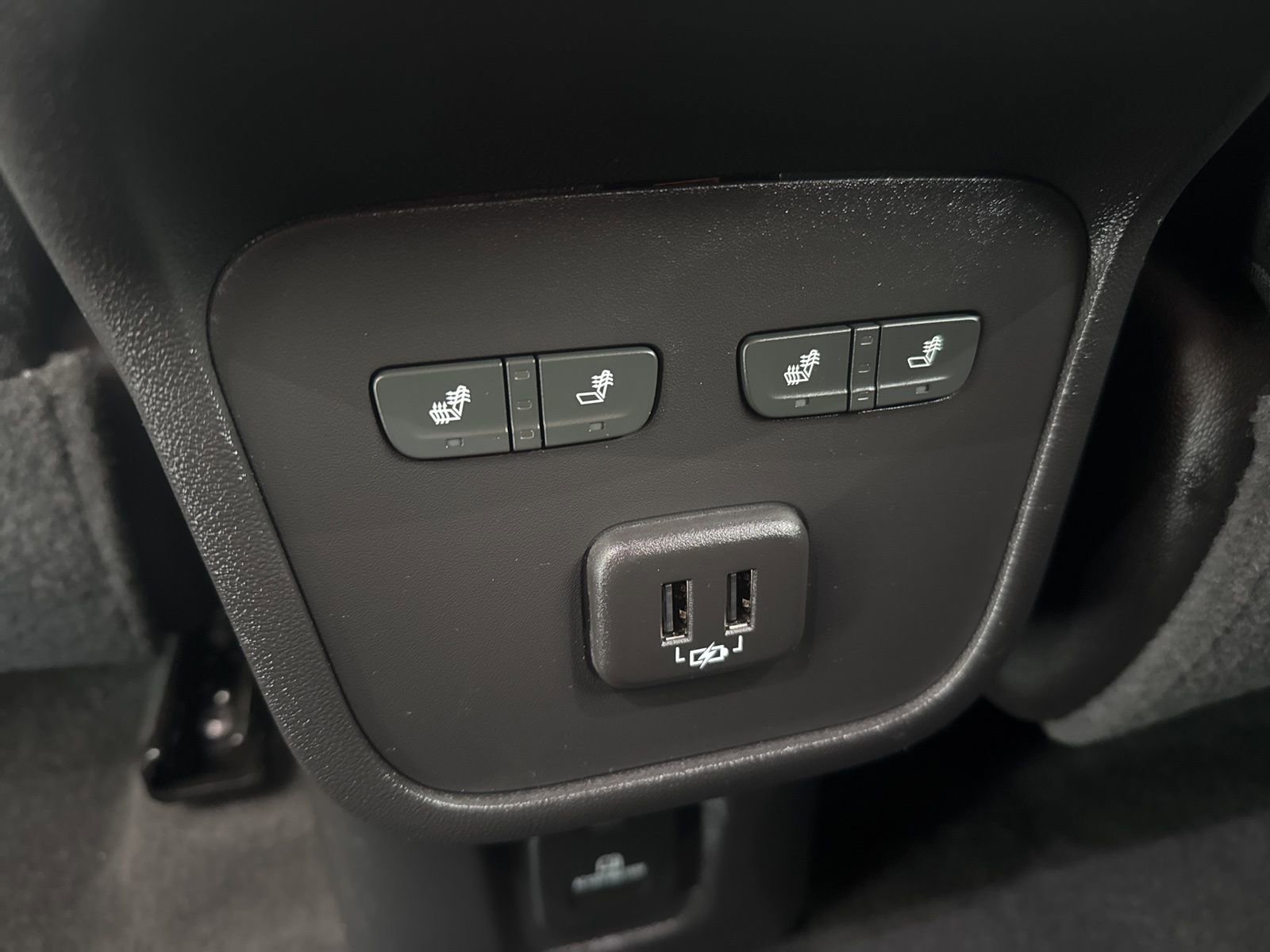 Used 2023 Chevrolet Equinox Premier image 18