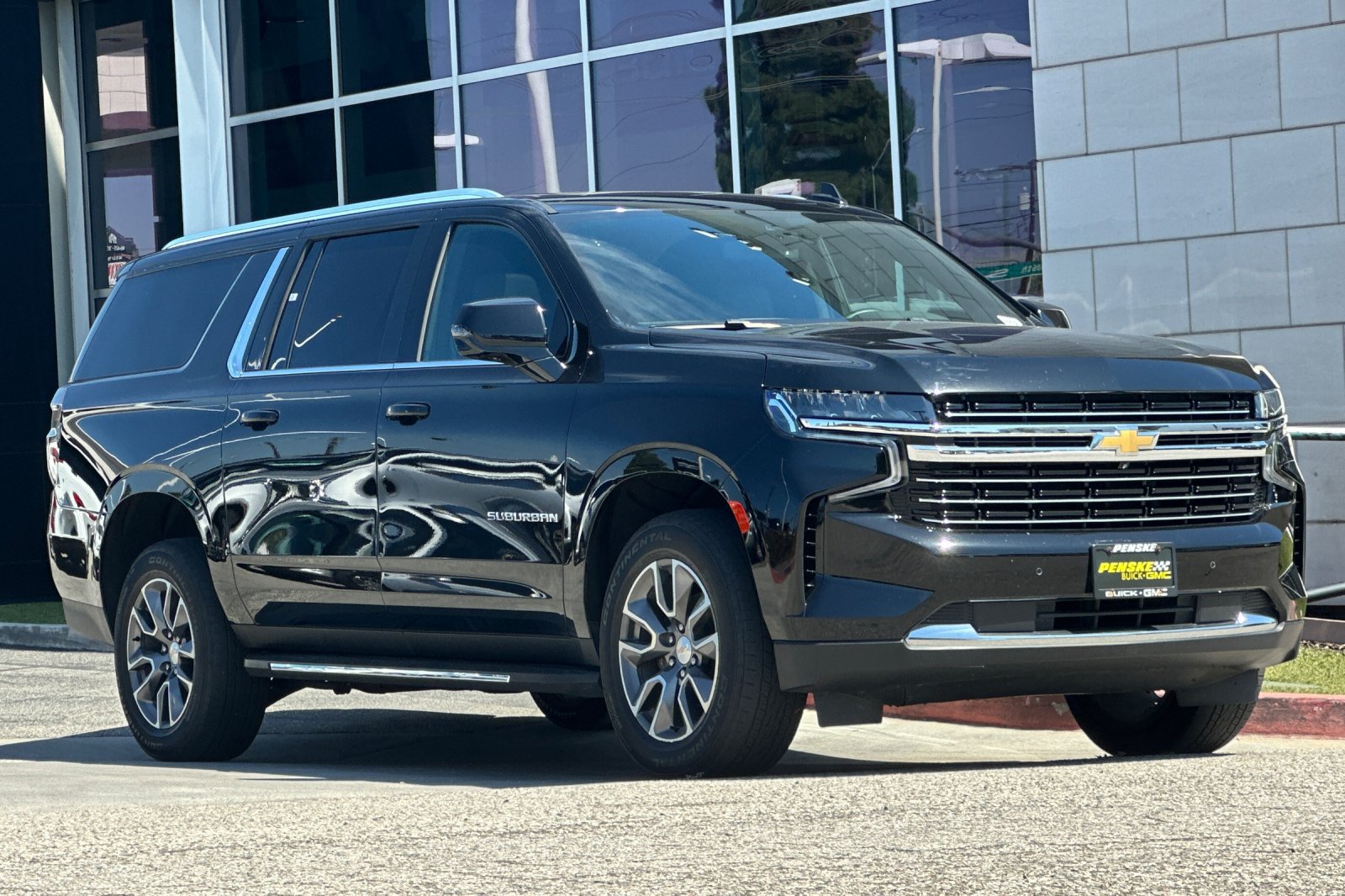 Used 2024 Chevrolet Suburban LT w/ LT Signature Plus Package RWD image 2