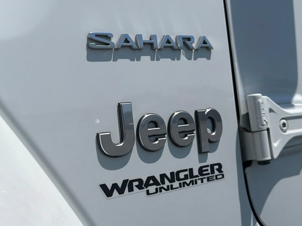 Used 2018 Jeep Wrangler Unlimited Sahara w/ Dual Top Group AWD/4WD image 18