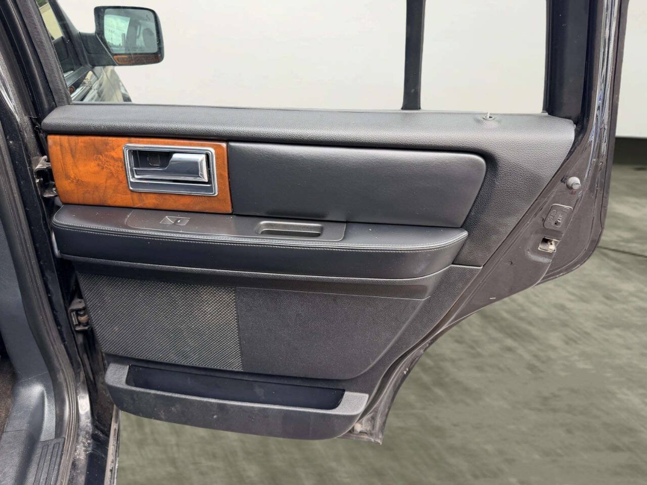 Used 2015 Lincoln Navigator 4WD image 29