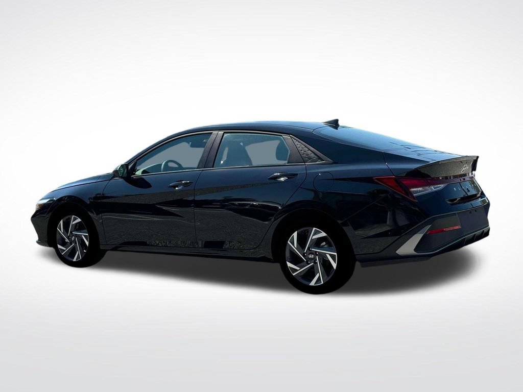 Used 2025 Hyundai Elantra Sport FWD image 4