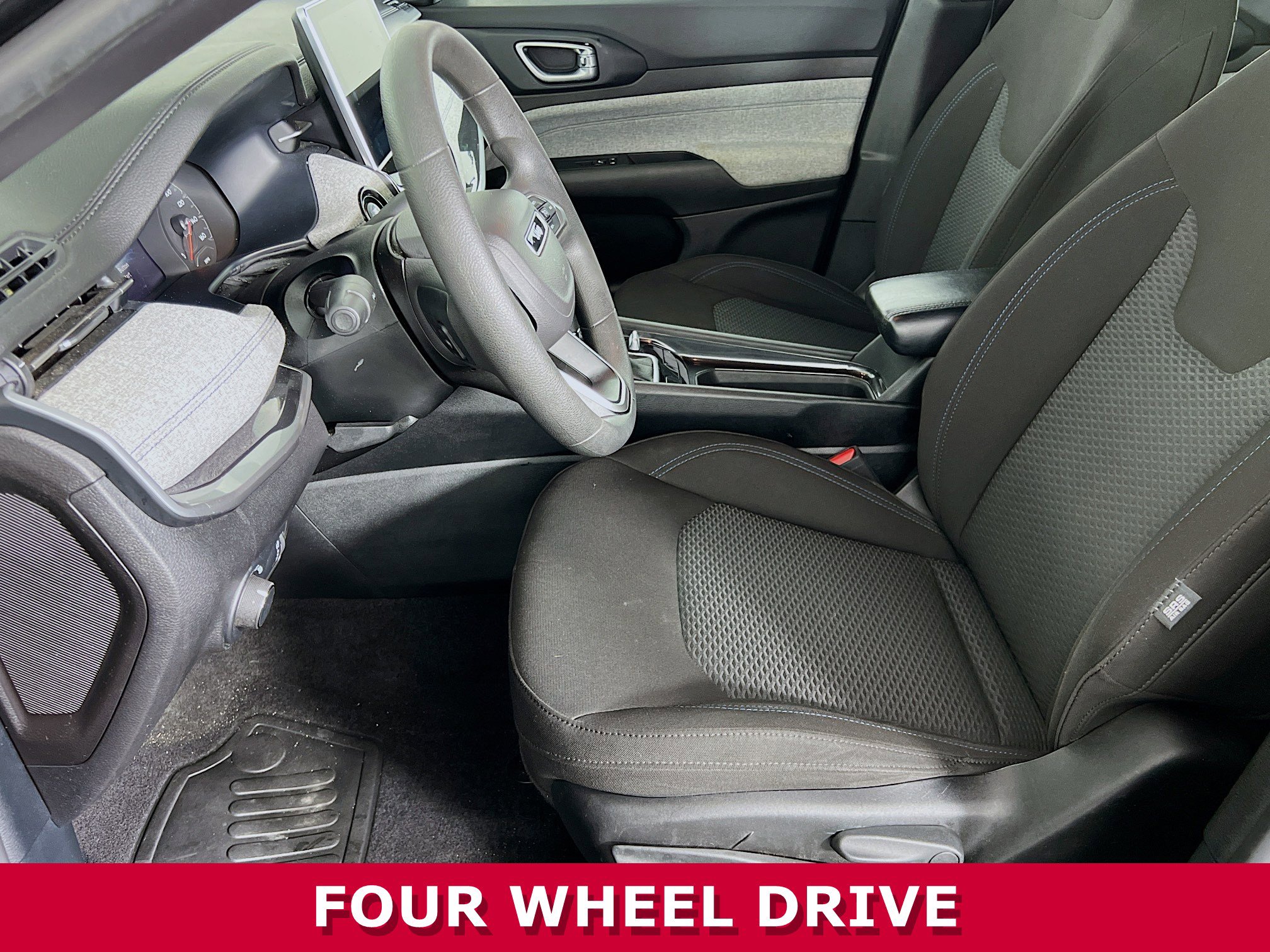 Used 2024 Jeep Compass Sport image 3