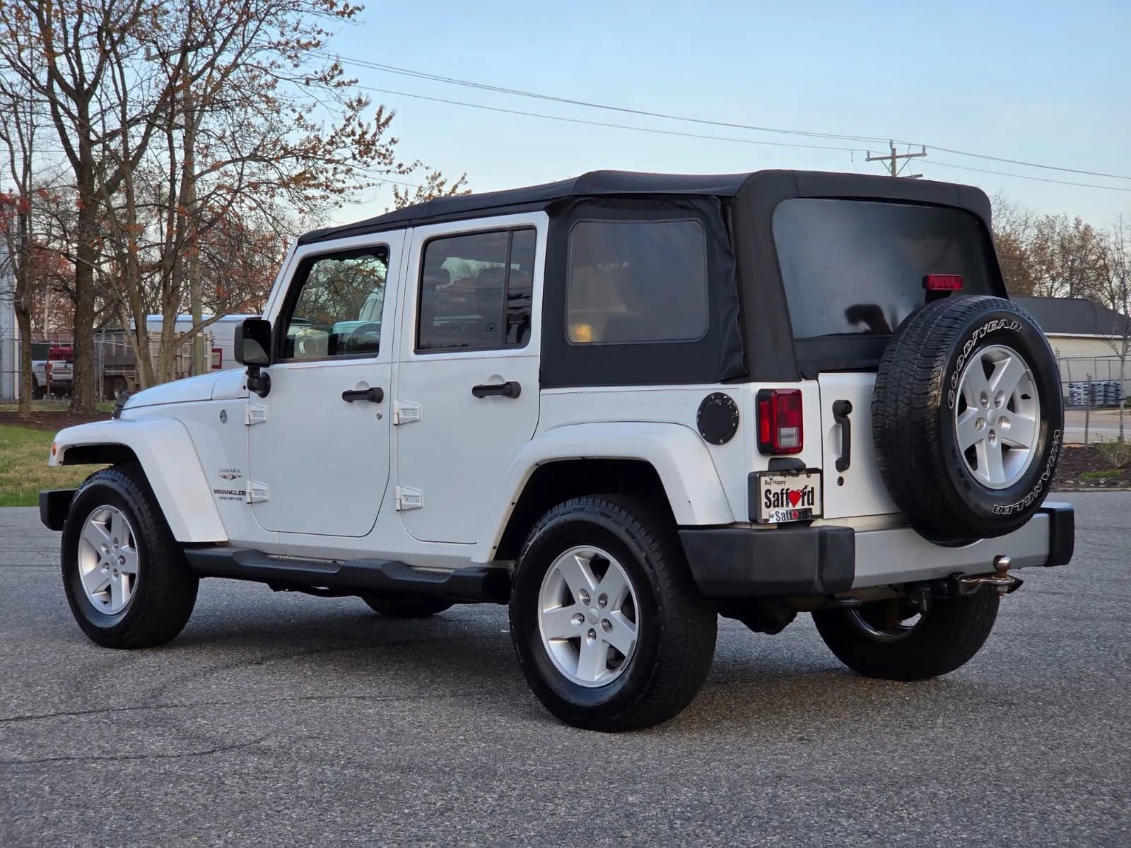 Used 2017 Jeep Wrangler Unlimited Sahara w/ Connectivity Group AWD/4WD image 8