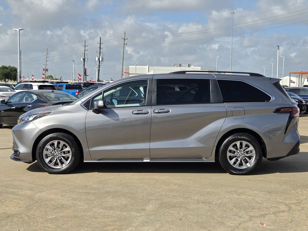 Used 2026 Toyota Sienna XLE FWD image 6