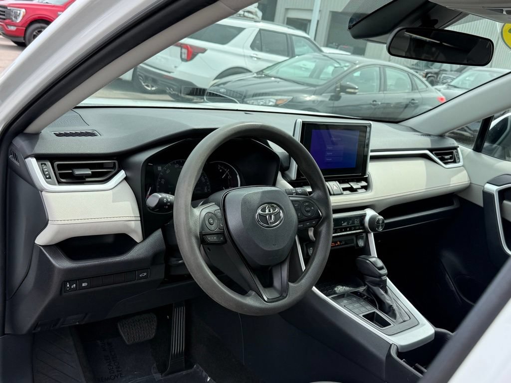 Used 2025 Toyota RAV4 XLE w/ Convenience Package AWD/4WD image 4