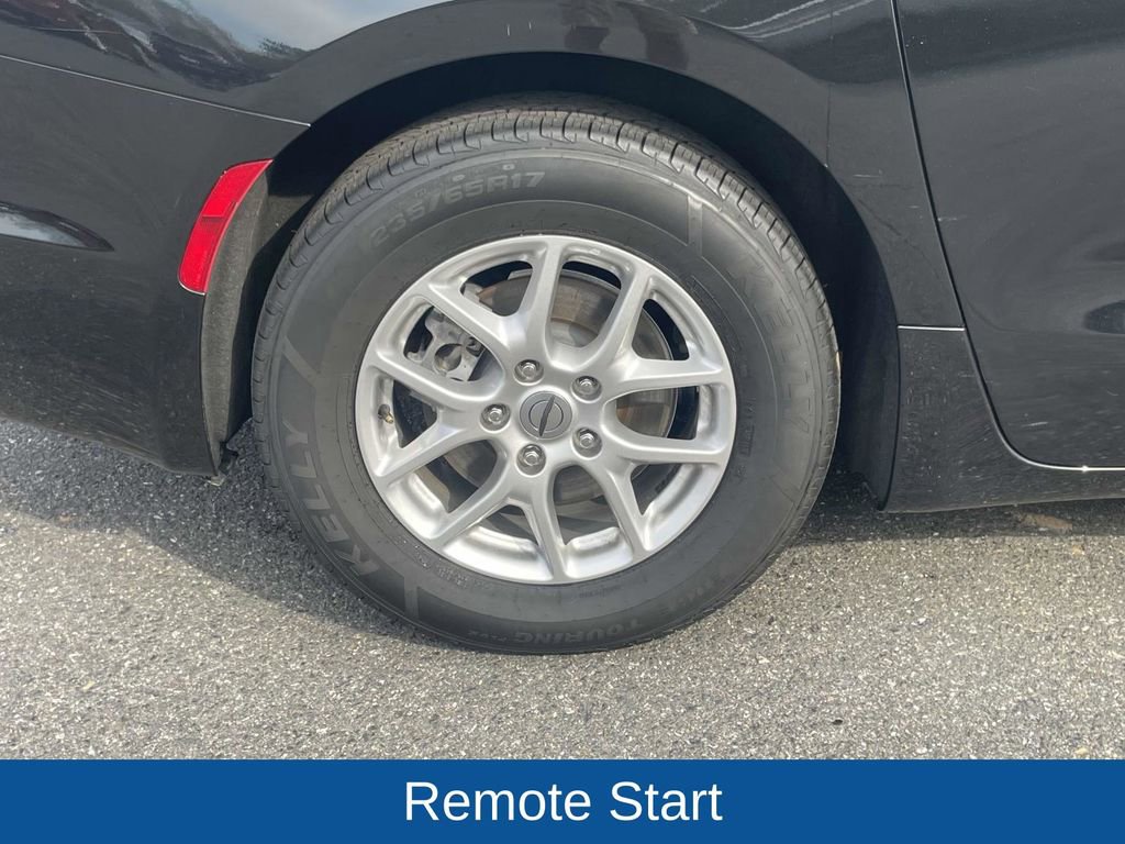 Certified 2023 Chrysler Pacifica Touring-L image 10