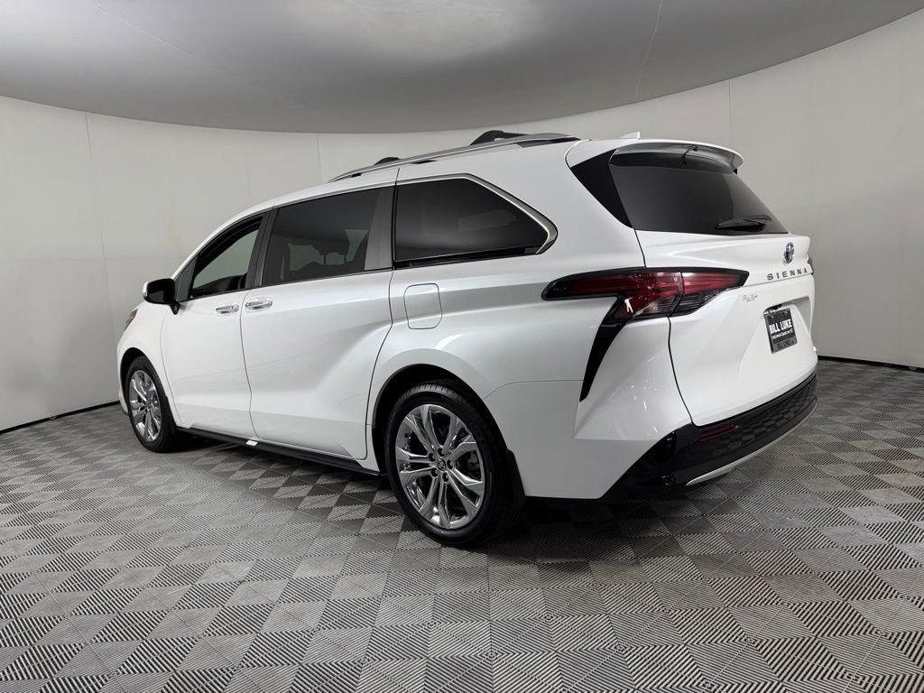 Used 2024 Toyota Sienna Platinum FWD image 9