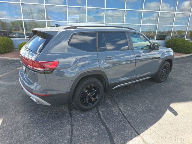 Used 2025 Volkswagen Atlas Peak Edition SE AWD/4WD image 3