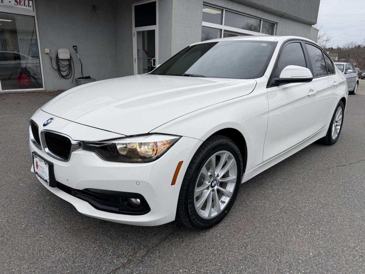 Used 2017 BMW 320i Sedan w/ Driver Assistance Package RWD image 3