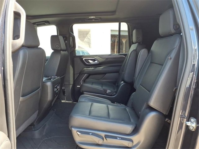 Used 2023 Chevrolet Suburban Z71 w/ Luxury Package image 20