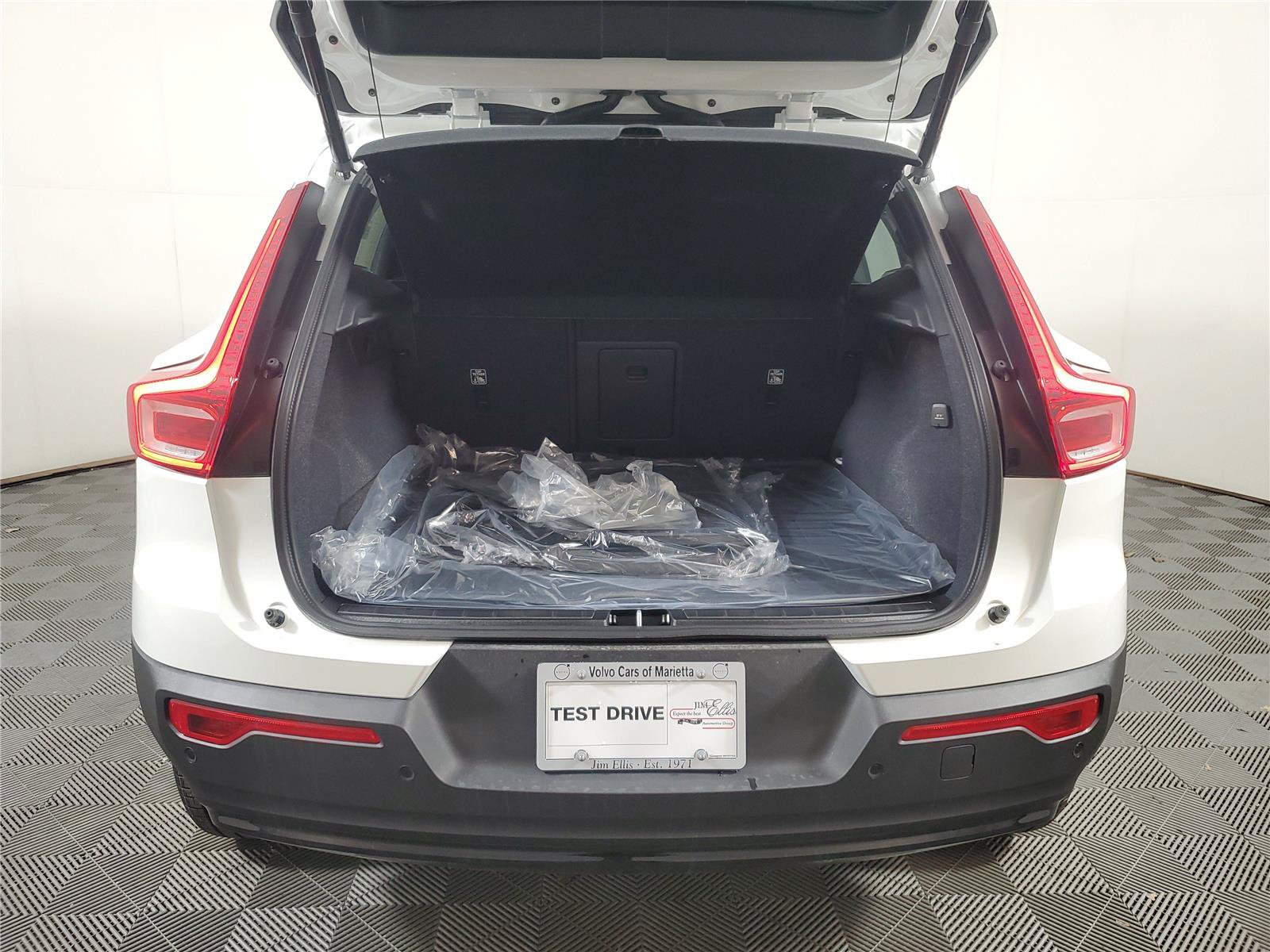New 2026 Volvo XC40 B5 Plus w/ Climate Package AWD/4WD image 9