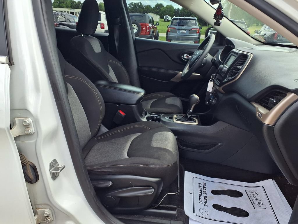 Used 2018 Jeep Cherokee Latitude FWD image 13