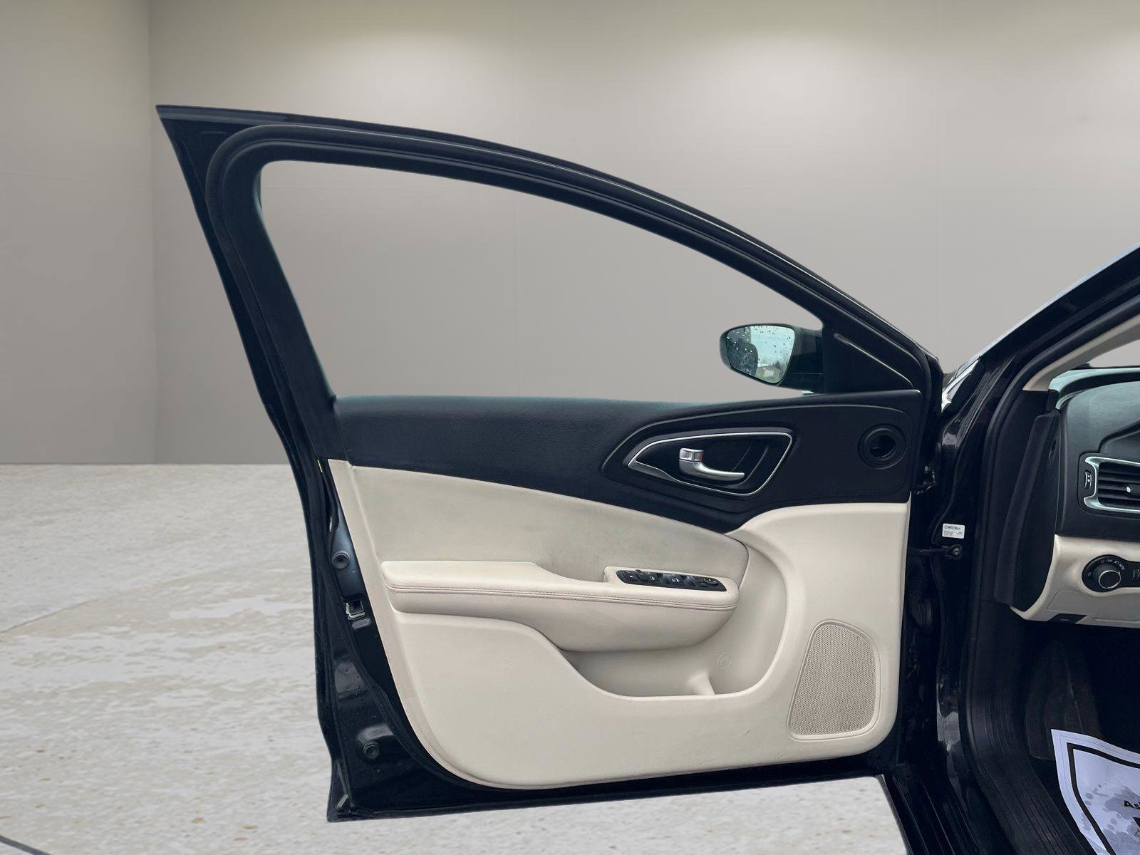 Used 2016 Chrysler 200 Limited image 9