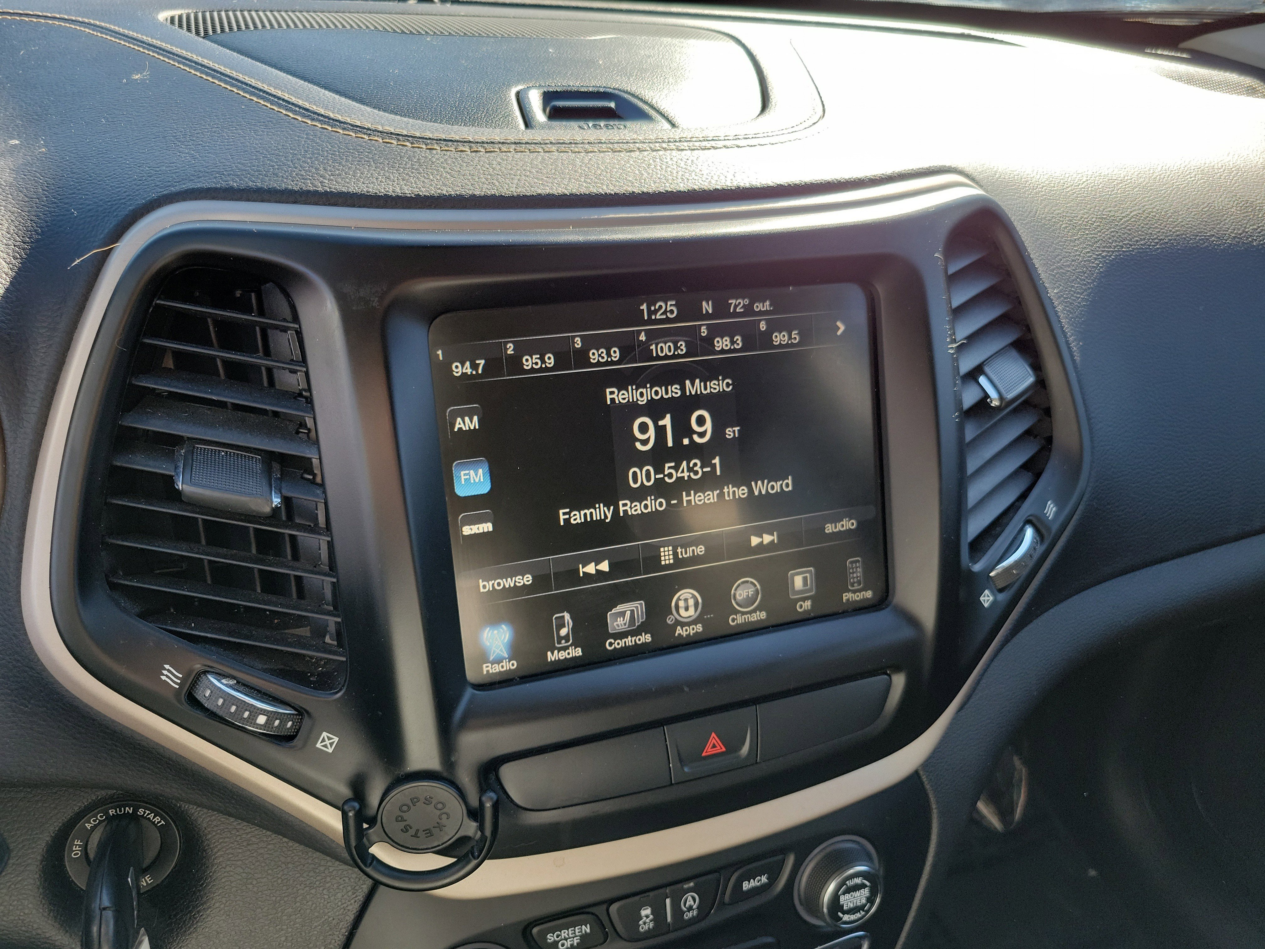 Used 2017 Jeep Cherokee Latitude w/ Cold Weather Group image 27