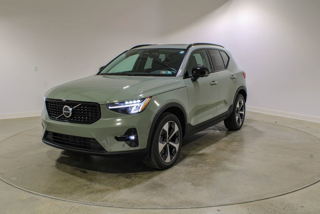 Used 2023 Volvo XC40 B5 Plus w/ Driver Assist Package AWD/4WD image 1