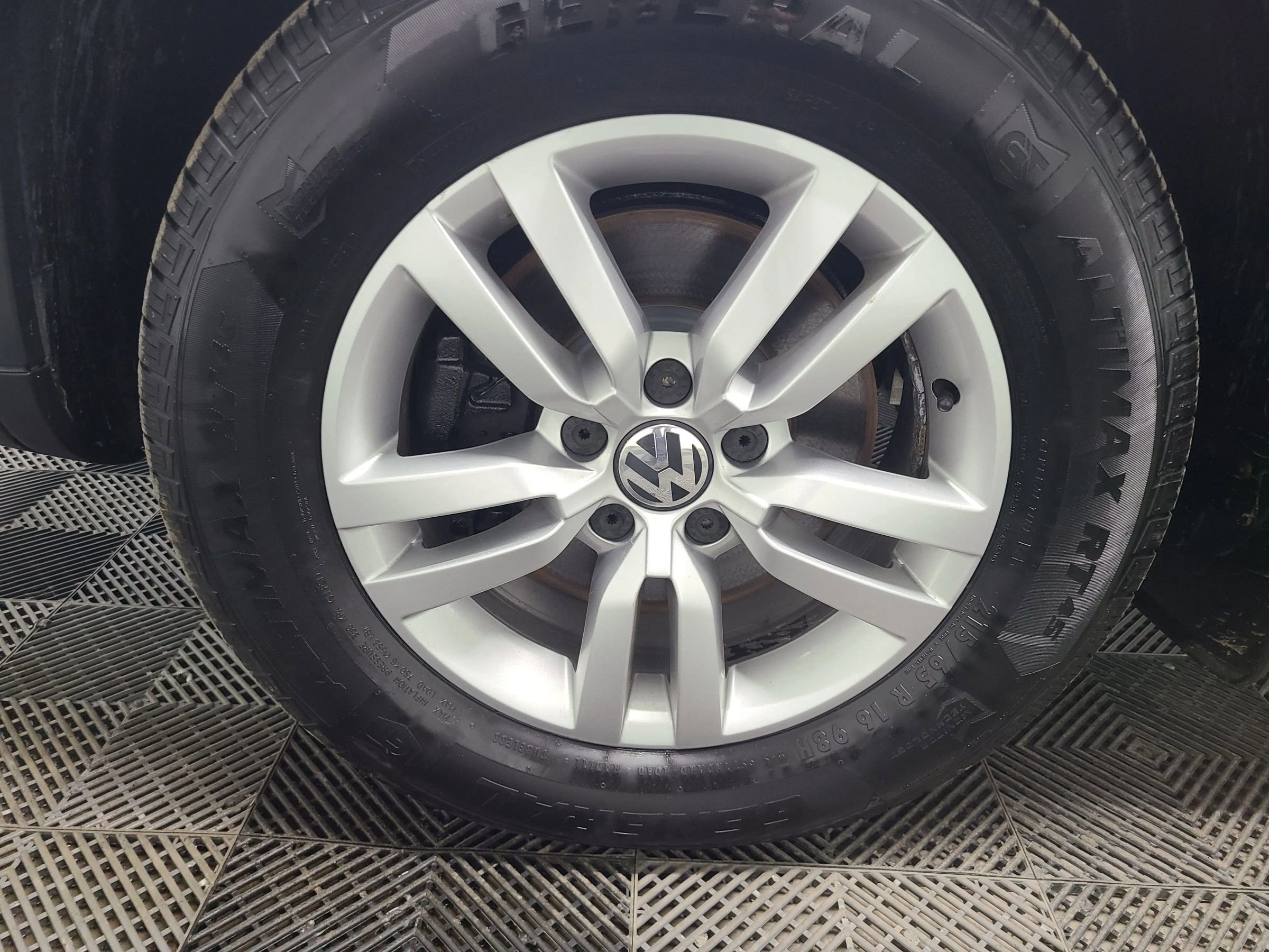 Used 2014 Volkswagen Tiguan S image 18