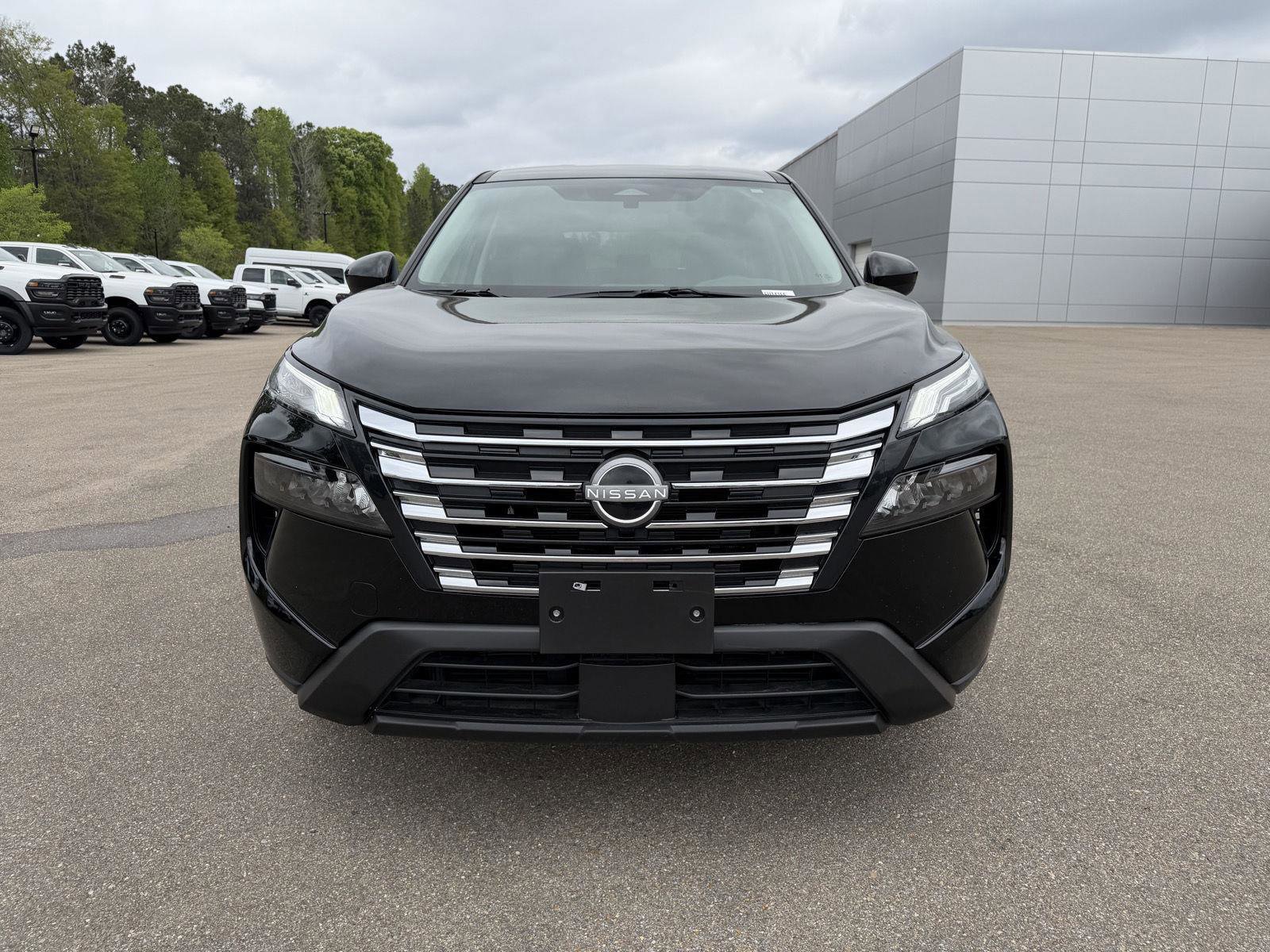 Used 2025 Nissan Rogue SV image 2