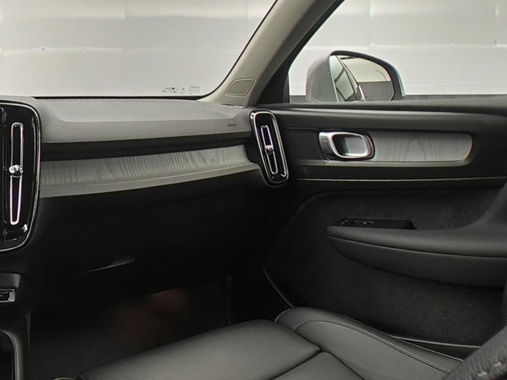 Used 2025 Volvo XC40 B5 Plus image 17