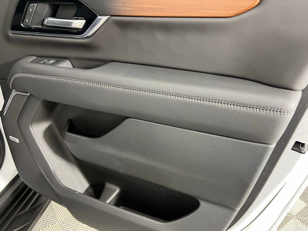 Used 2025 GMC Yukon XL Denali image 34