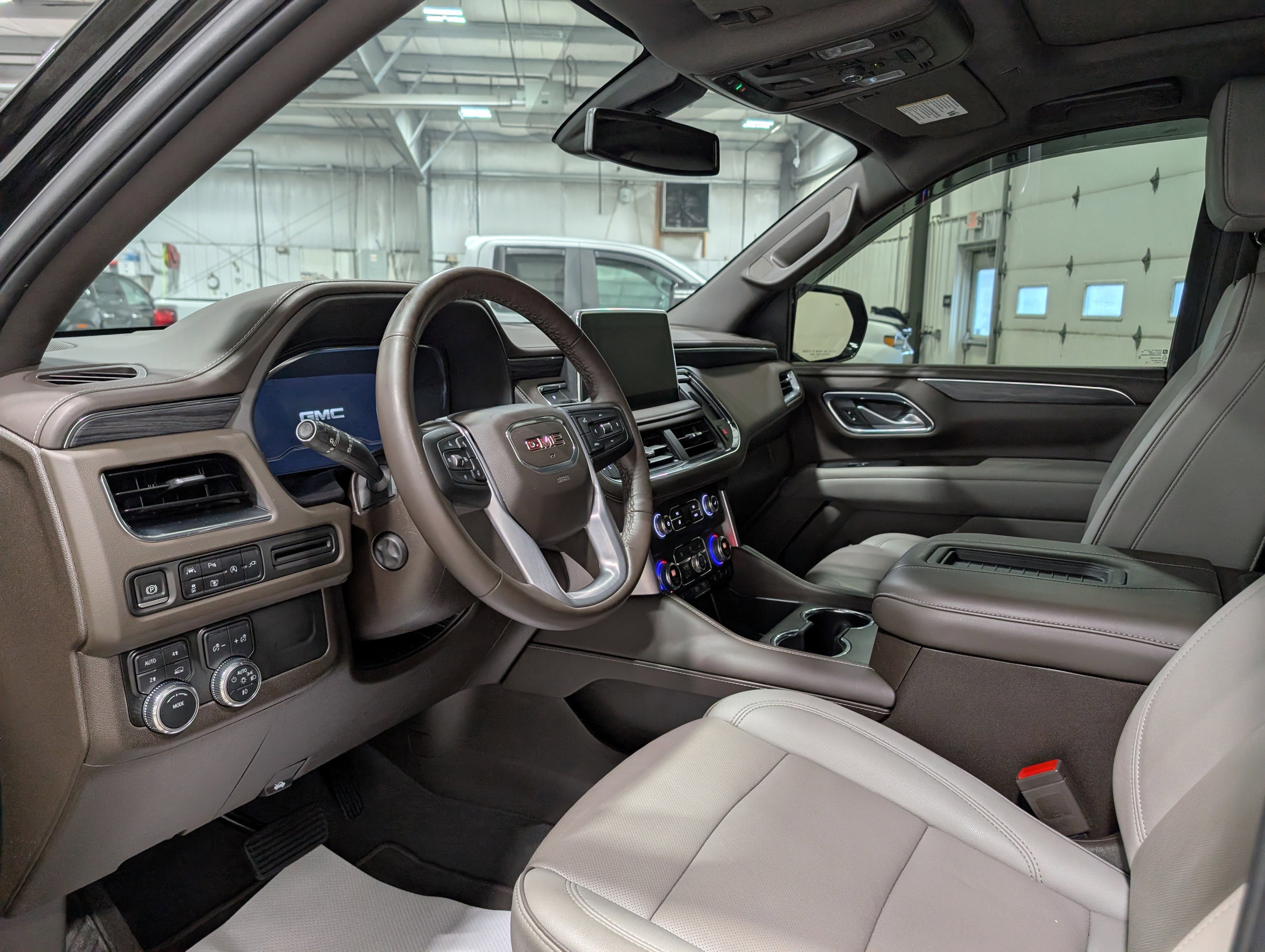 Used 2022 GMC Yukon XL SLT w/ SLT Luxury Package image 15