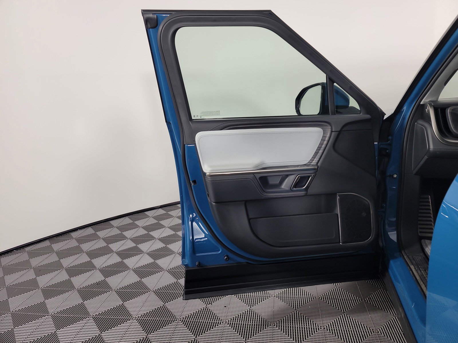 Used 2023 Rivian R1T Adventure image 17