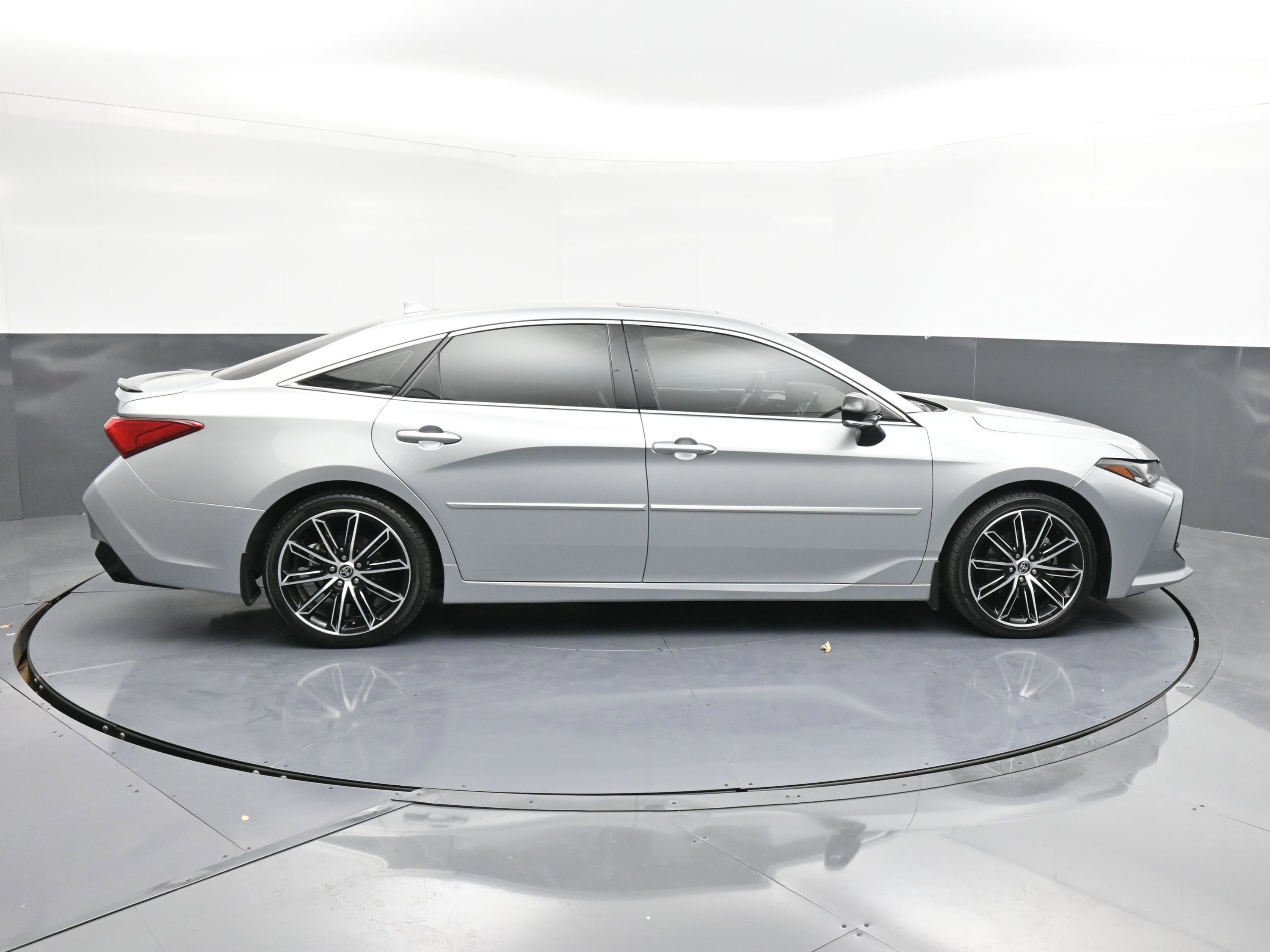 Used 2022 Toyota Avalon Touring image 9