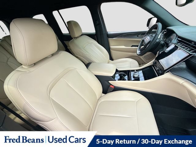 Used 2023 Jeep Grand Cherokee Limited w/ Black Appearance Package AWD/4WD image 34