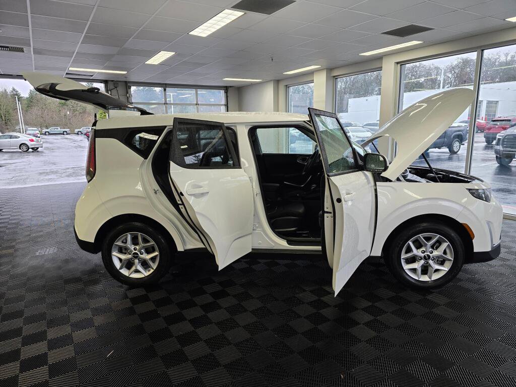 Used 2024 Kia Soul LX w/ Option Group 015 image 17